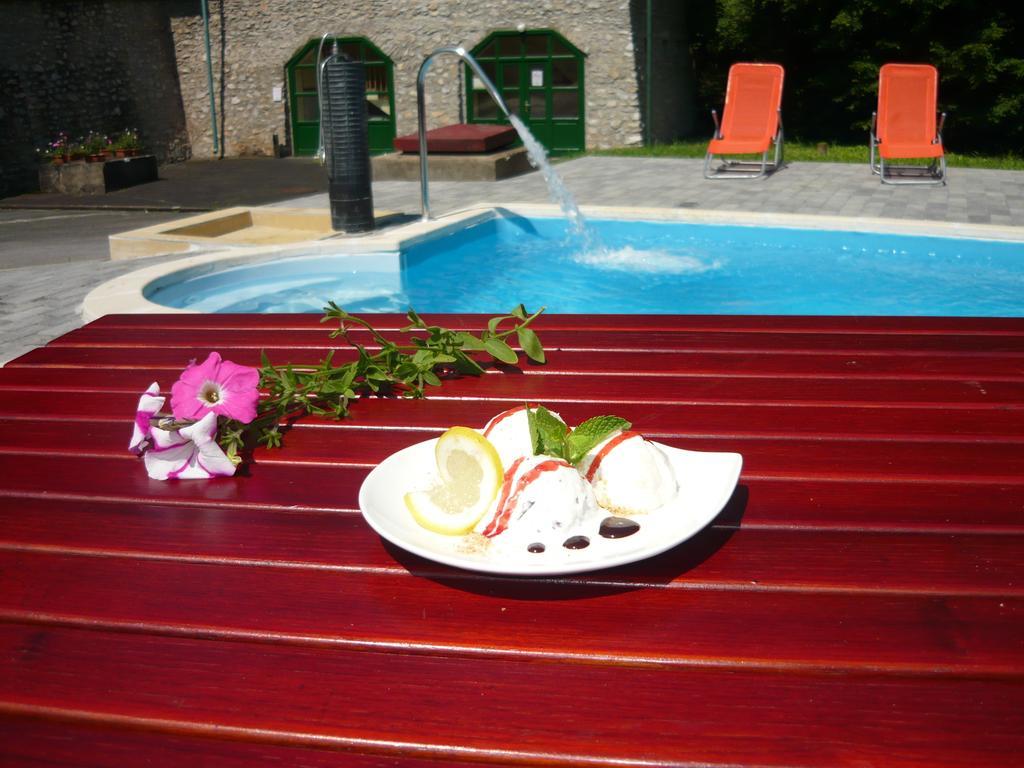 Ezuestfenyo Hotel Telkibánya Екстериор снимка