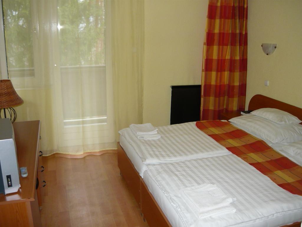 Ezuestfenyo Hotel Telkibánya Стая снимка